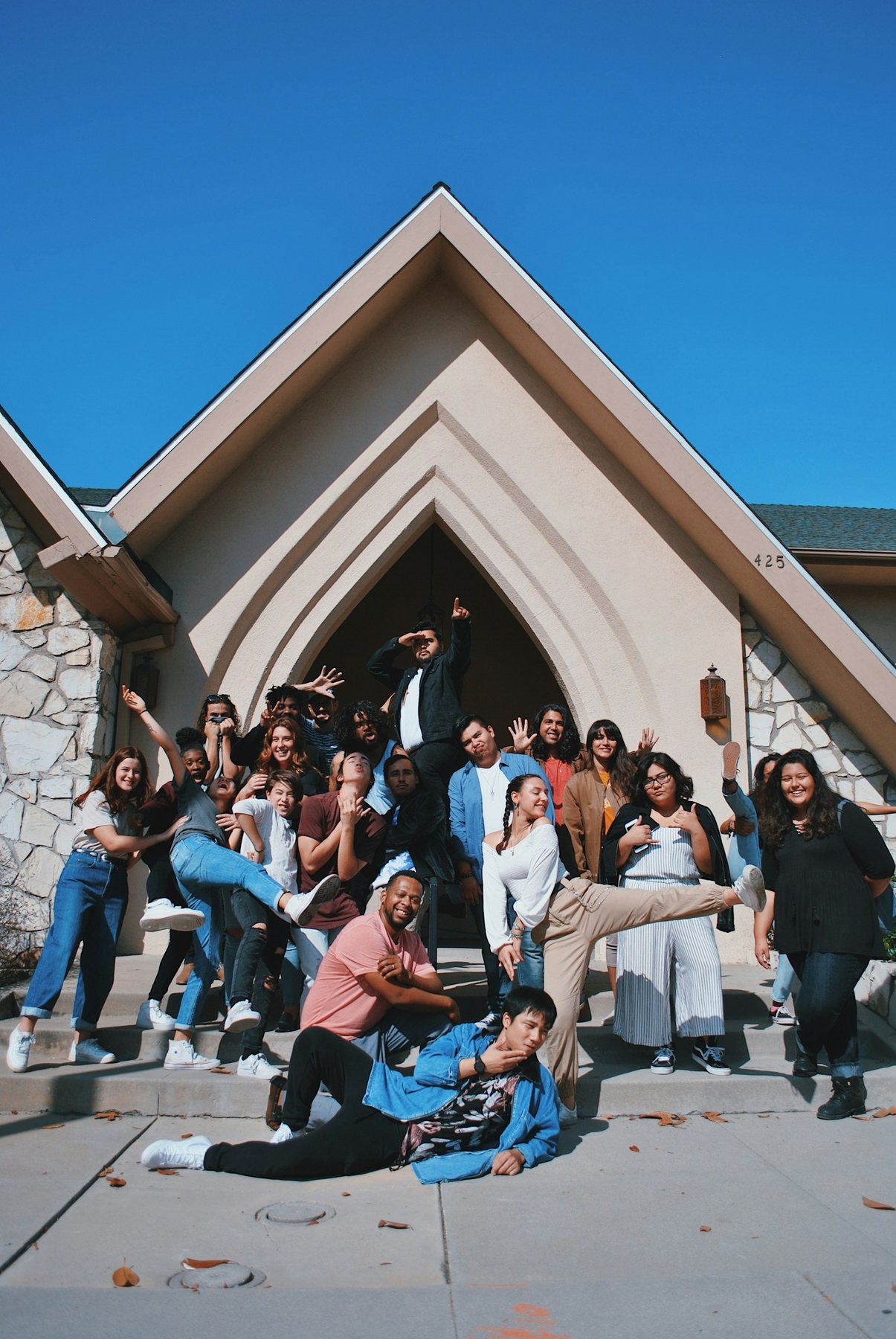 Pessoas reunidas e sorrindo em frente à igreja