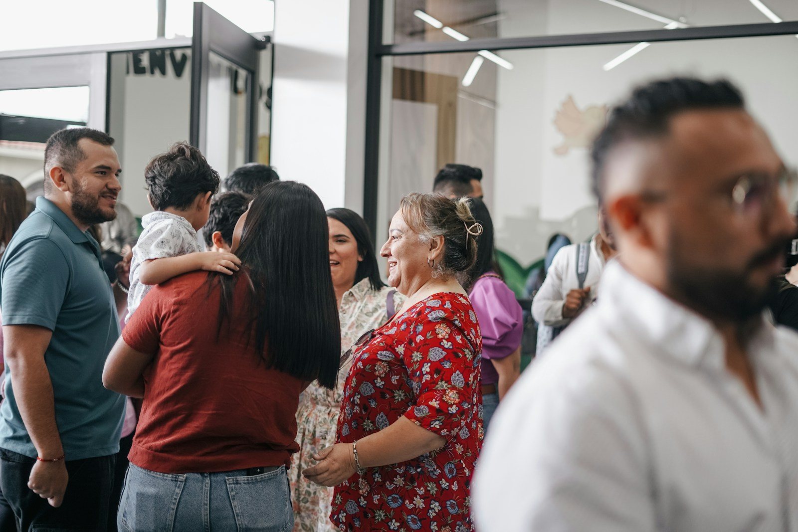 Pessoas sendo acolhidas antes do culto